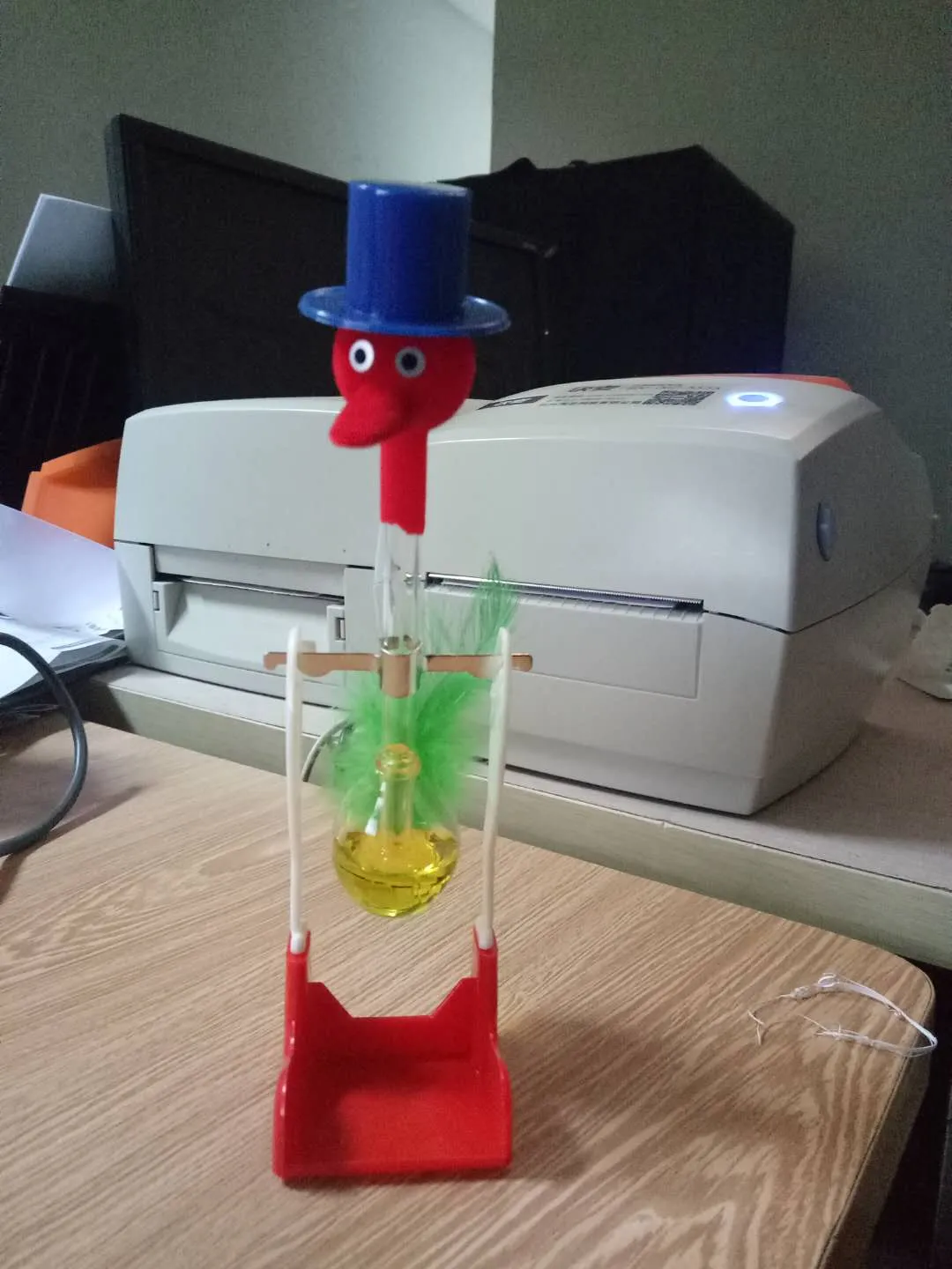 Creative Non-Stop Liquid Drinking Glass Lucky Bird Funny Duck Drink Water Desk Toy Perpetual Motion yellow
