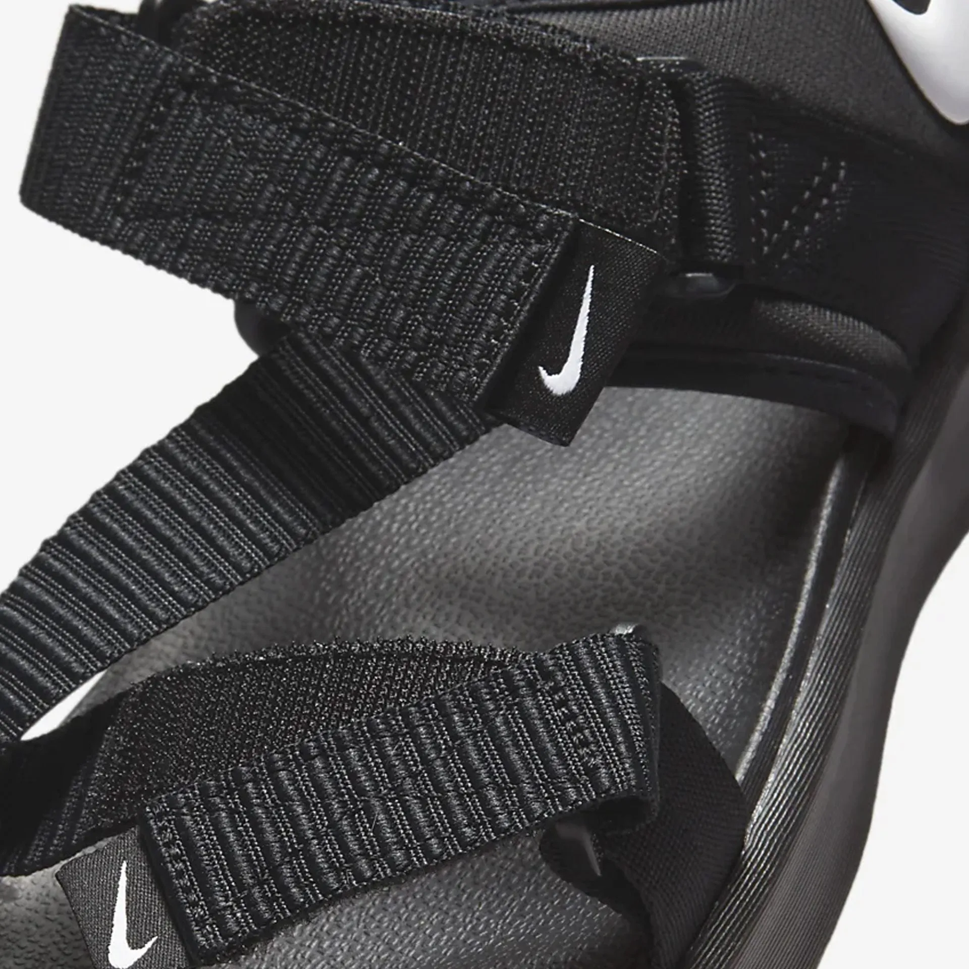 Nike | VISTA  { BLACK/WHITE